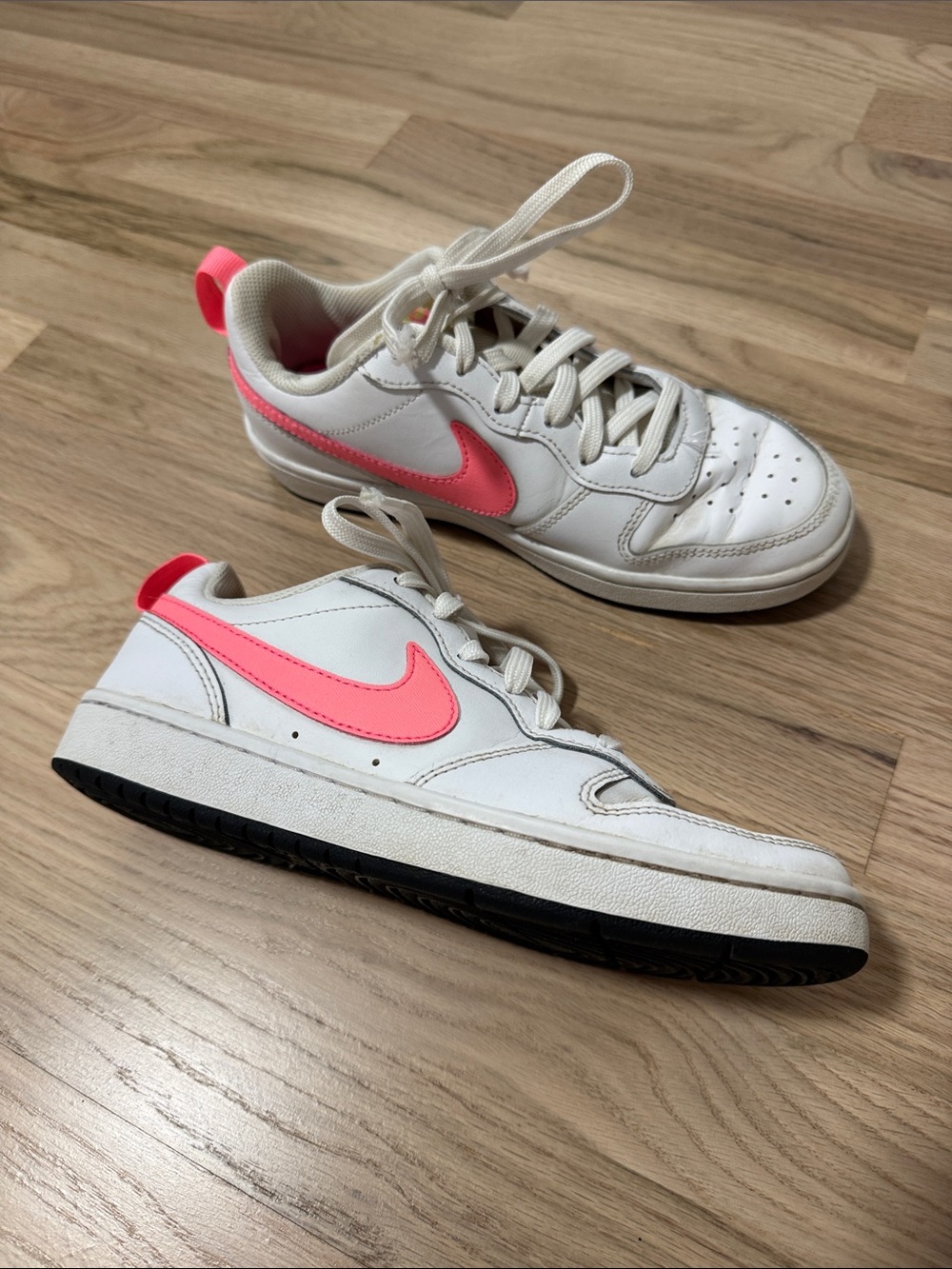 Nike Kids Low-Top Toe Sneakers in White and Coral Pink, Size 5Y Youth